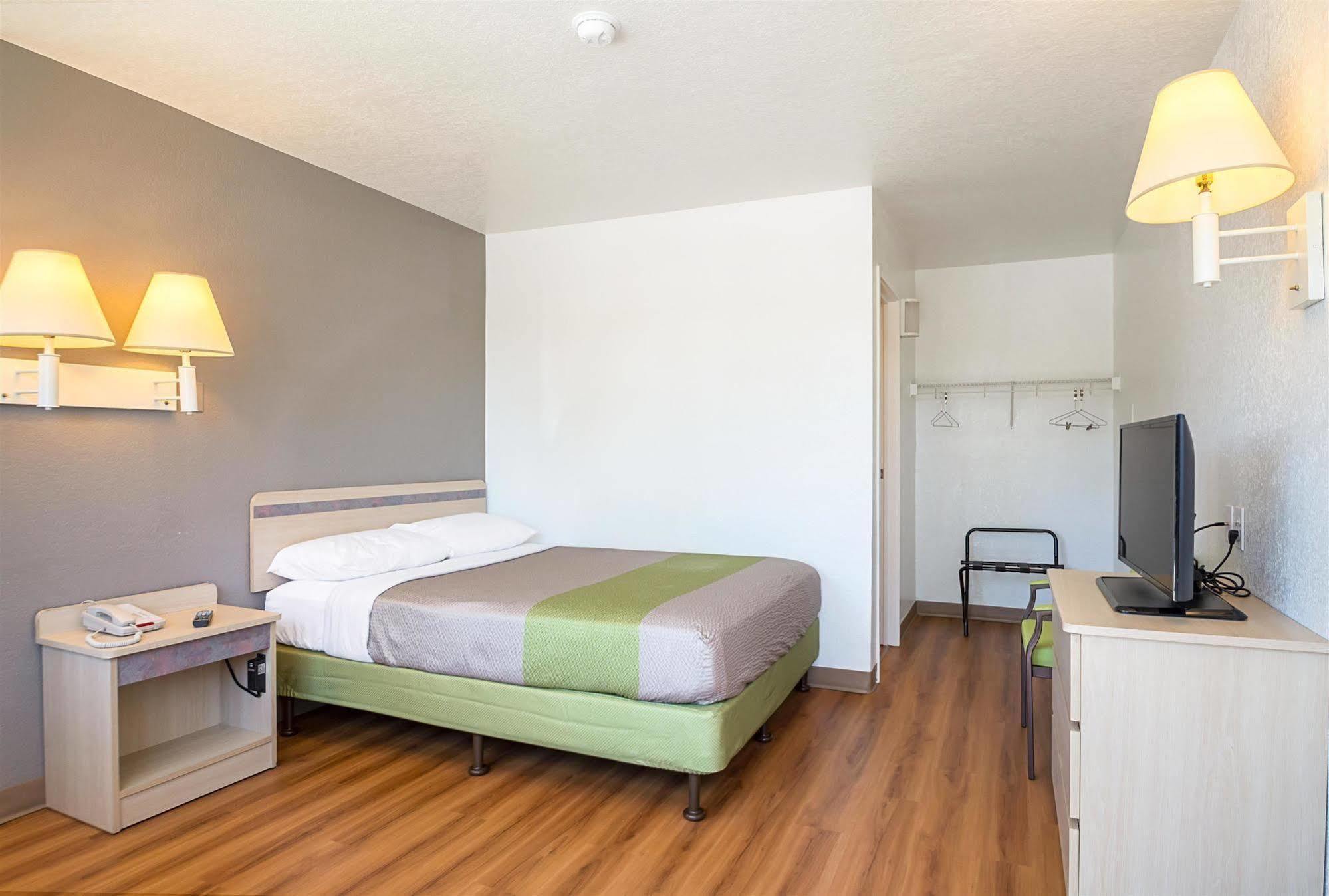 Motel 6-Pueblo, Co - I-25 Екстер'єр фото